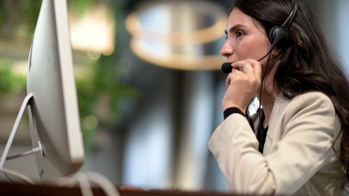 女性呼叫中心通过电话与客户交谈