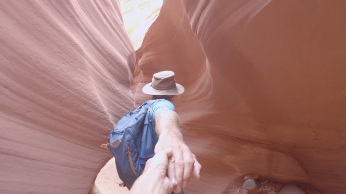 夫妇在美国羚羊峡谷徒步旅行