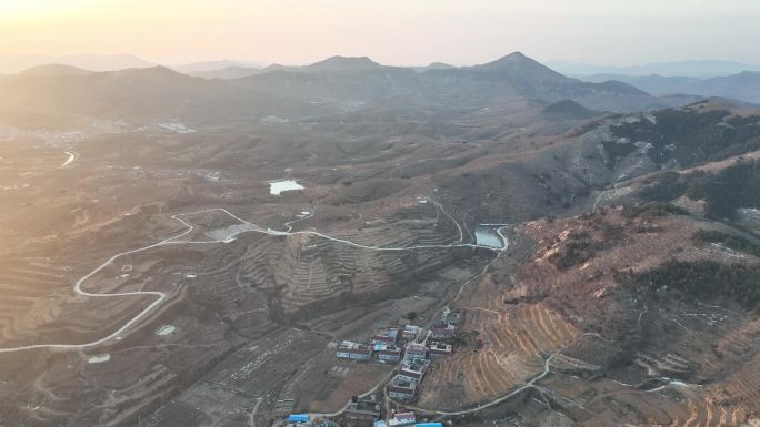 航拍沂蒙山区的山村风光