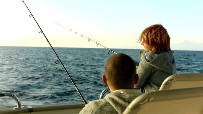 父亲和儿子在钓鱼海