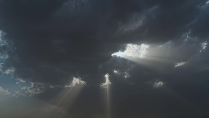 耶稣光丁达尔效应阳光穿透云层
