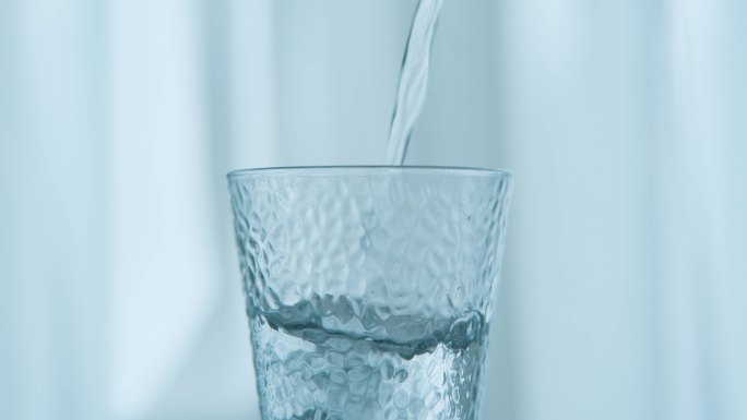 唯美温馨玻璃杯倒水纯净水温水清澈矿泉水