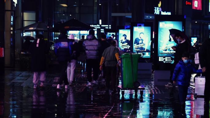 城市人文城市雨夜雨中行人