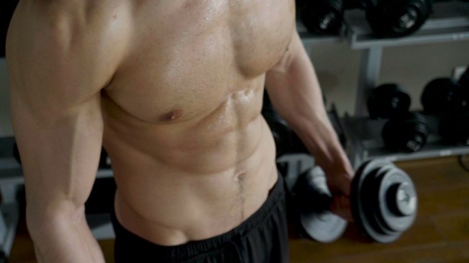 锻炼中的男子健硕身材力量耐力腹肌胸肌线条