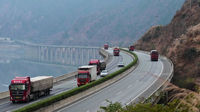 高速公路行驶的车辆大货车交通运输