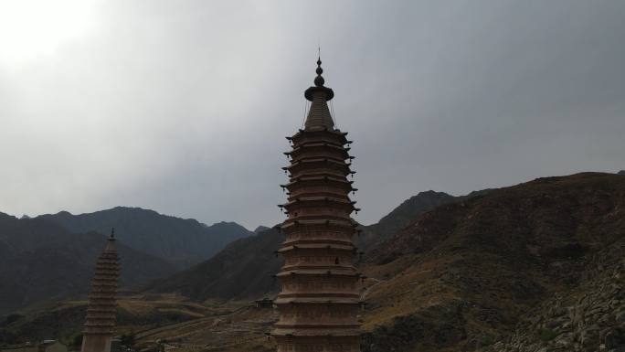 4K素材：航拍宁夏贺兰山拜寺口双塔