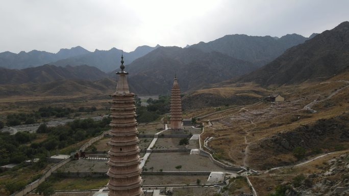 4K素材：航拍宁夏贺兰山拜寺口双塔