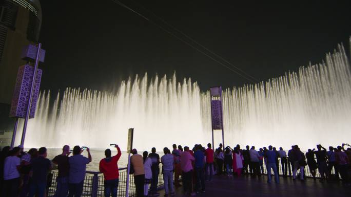 晚上欣赏迪拜喷泉秀的人们