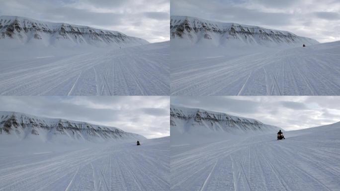 雪地摩托艇滑雪雪车冬天