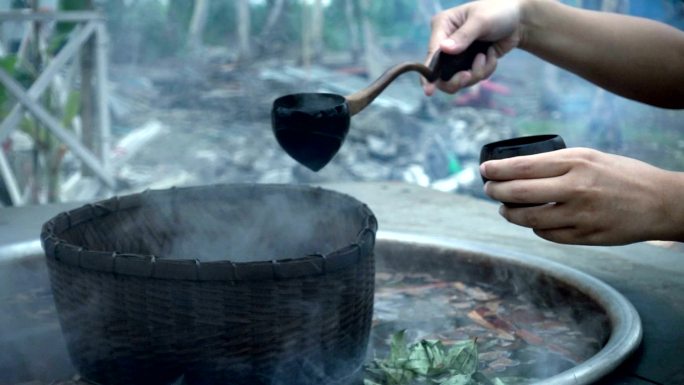 女人舀草药饮料，慢动作