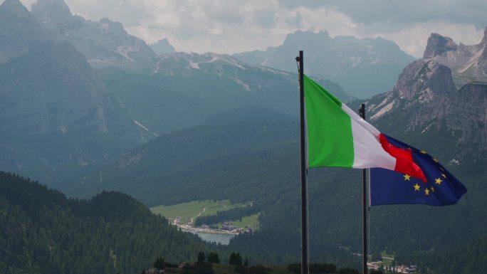意大利和欧盟国旗在风中飘扬