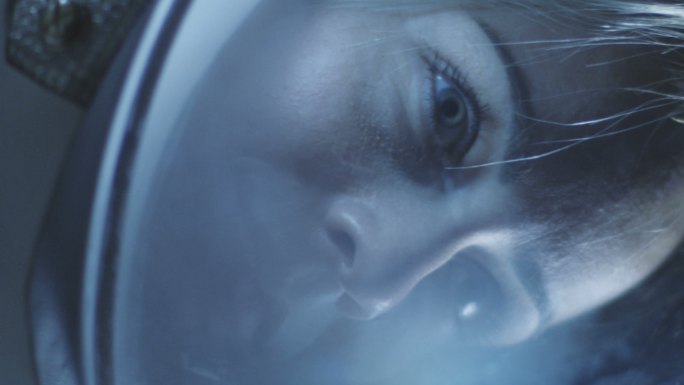 在太空中戴着头盔的女宇航员的旋转肖像