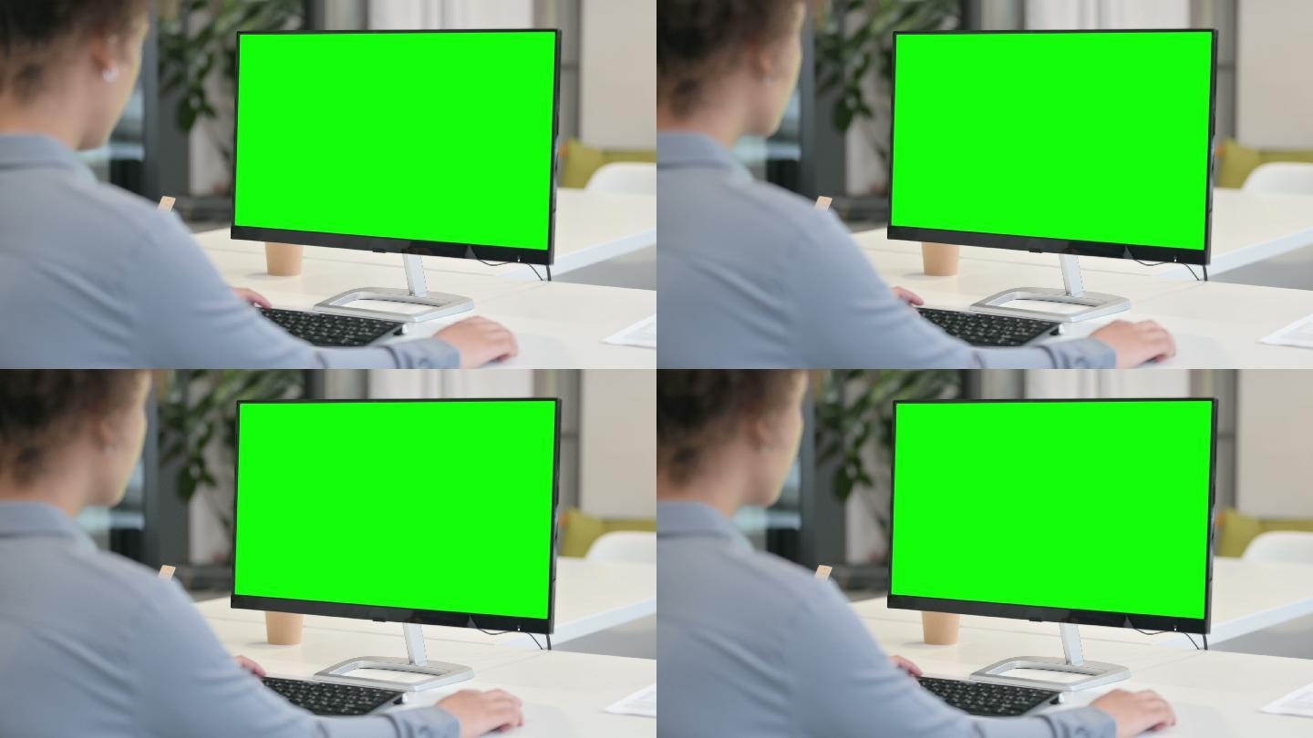 女性使用带有绿色屏幕电脑