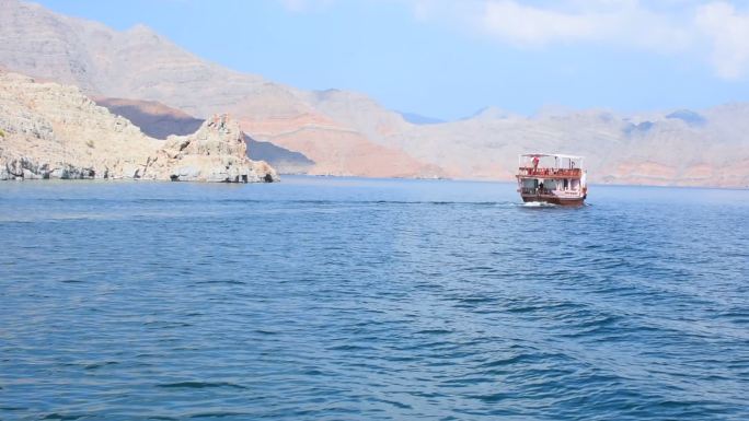 旅游船通过海峡航行大海碧波荡漾风景风光