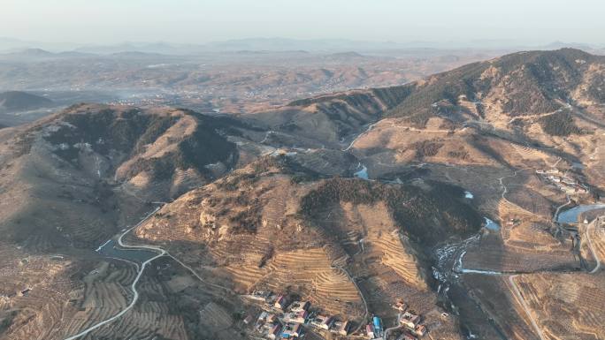 航拍沂蒙山区的山村风光