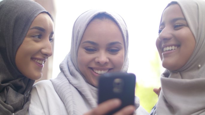 交流的三个女人穆斯林伊斯兰教民族风