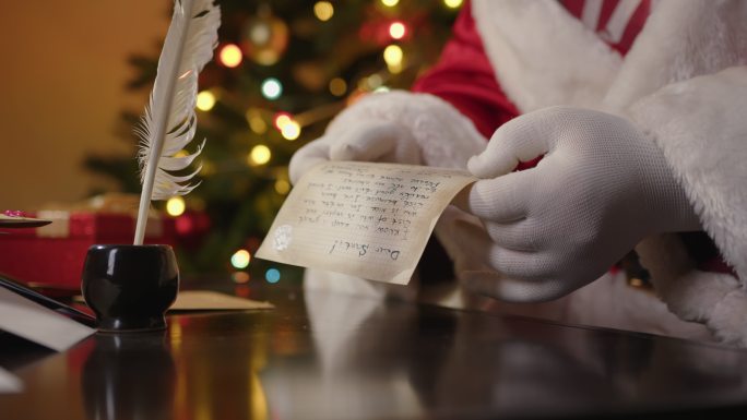 阅读信件的圣诞老人