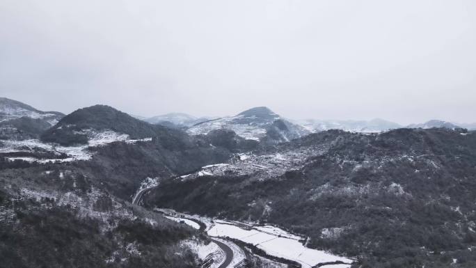 4k航拍雪后的山脉道路电力