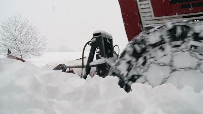 在降雪中清扫道路积雪北国俄罗斯除雪机铲雪
