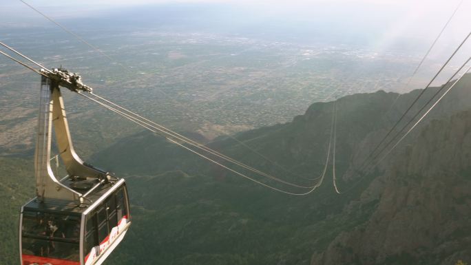 缆车上的视野高空索道崇山峻岭阳光明媚