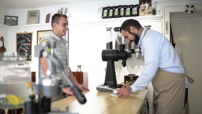 咖啡师为顾客提供咖啡