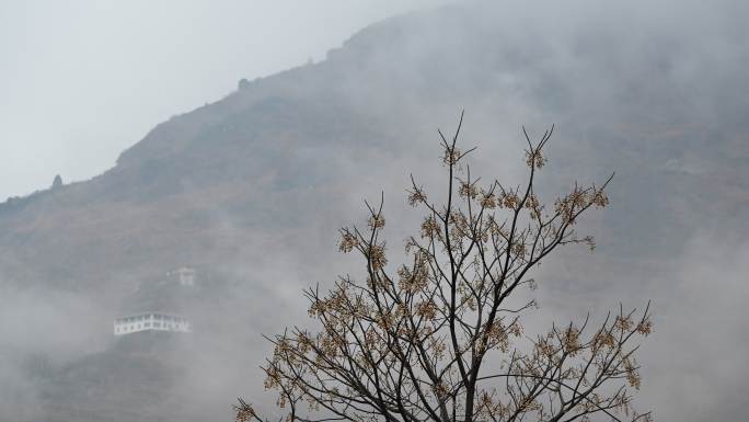 季节天气变化风雨欲来山边云雾延时视频素材