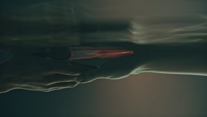 手在水下接触。