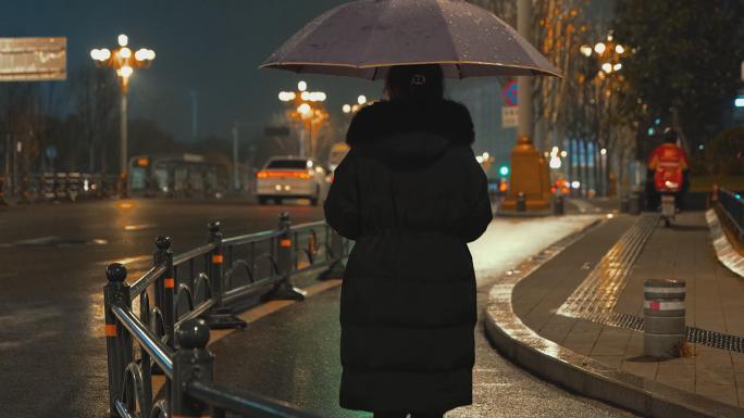 冬季雨天夜归女孩