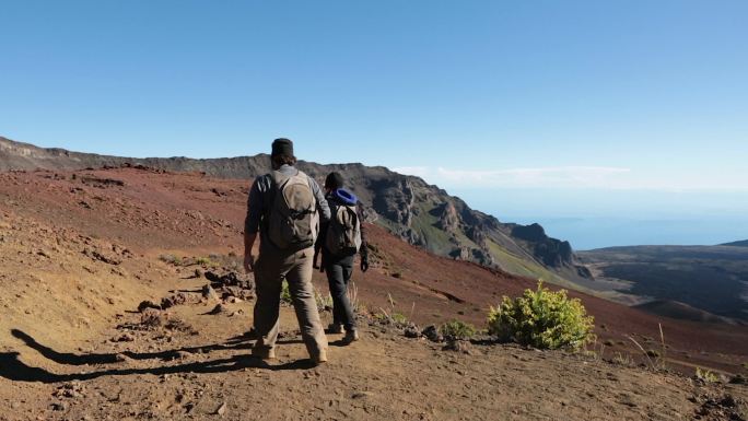 火山口的徒步旅行者