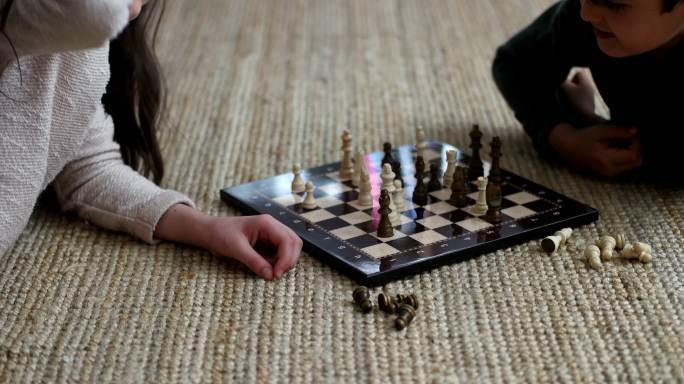 下棋的小朋友外国人小孩