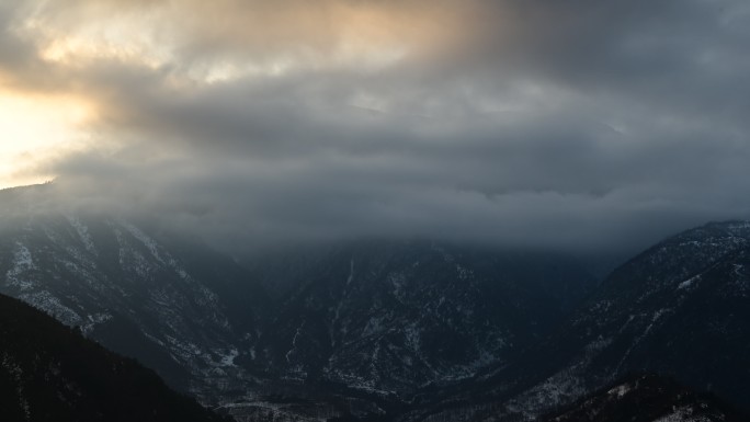 高山峡谷山边日出云雾奔腾延时摄影素材