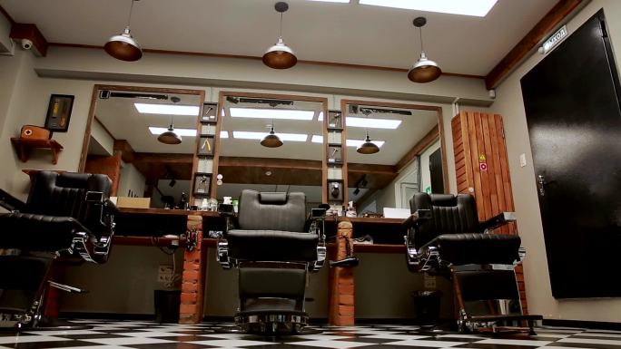 一家理发店的内部，设计精美