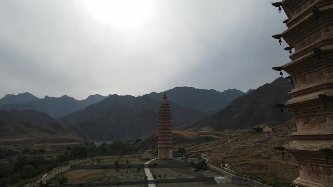 4K素材：航拍宁夏贺兰山拜寺口双塔