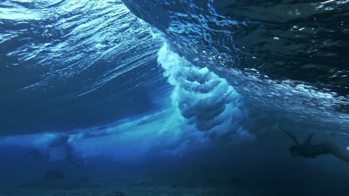 游泳水下视图深海海底海下海浪翻滚深海探险