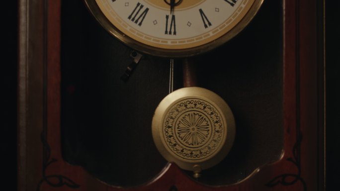 一个带钟摆的老式钟