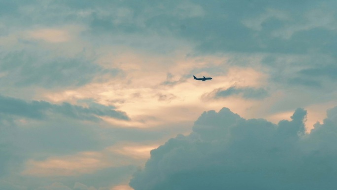 飞机飞过天空