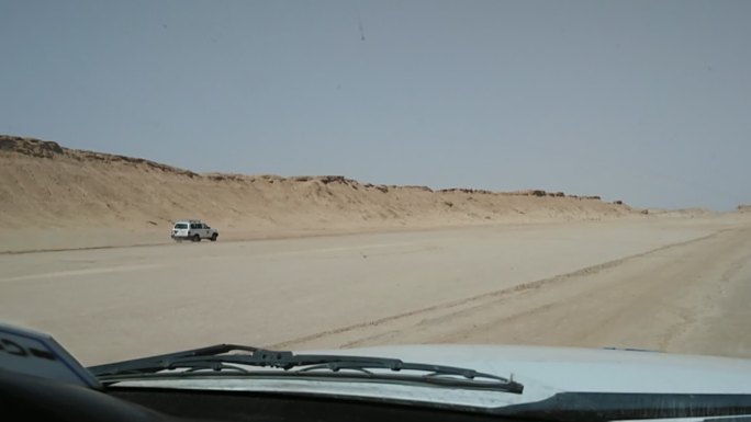 沙漠中的汽车。从汽车内部看