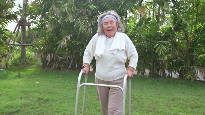 老年女性使用助行器，身体健康