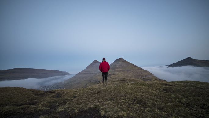 科克桑达瓦古尔户外登山男人背影大地之母