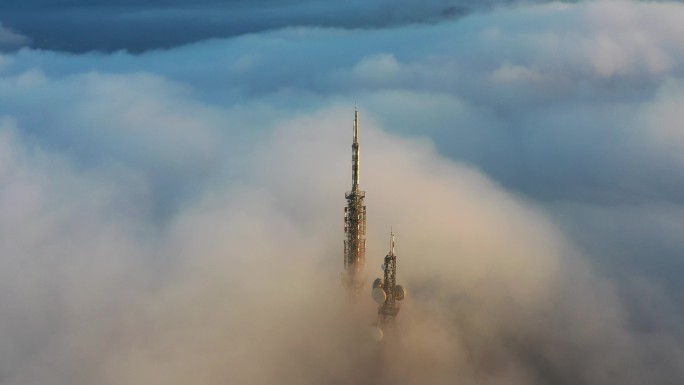 航拍山顶云雾中的信号塔