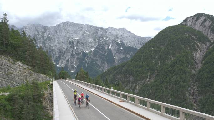 一群公路自行车手骑在高架桥上