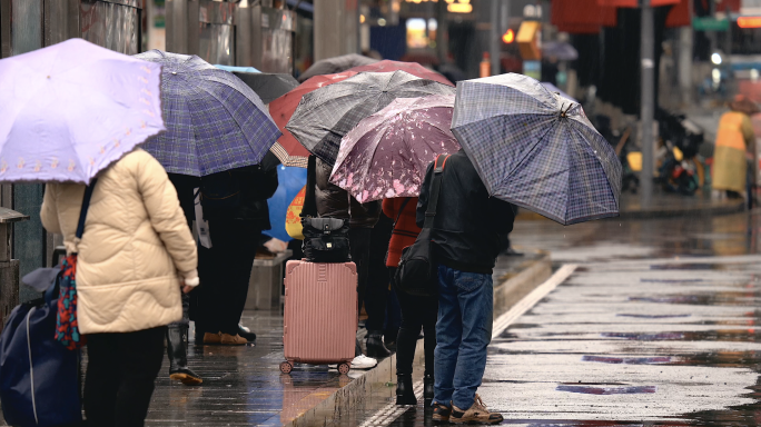 4K冬季寒风中公交站台等车的市民