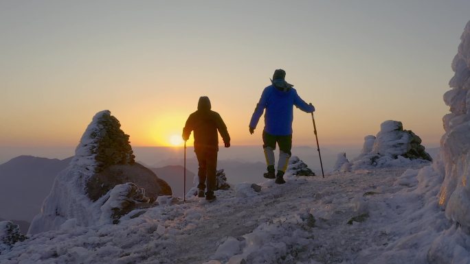 高山雪地携手登顶迎日出