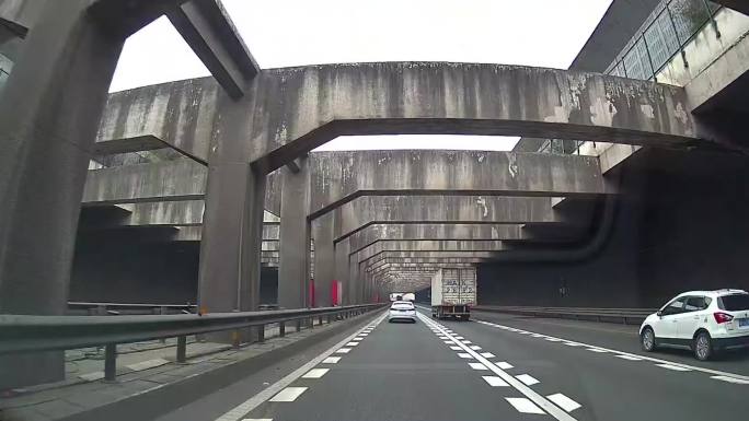 汽车穿过高速公路城市路段地下隧道