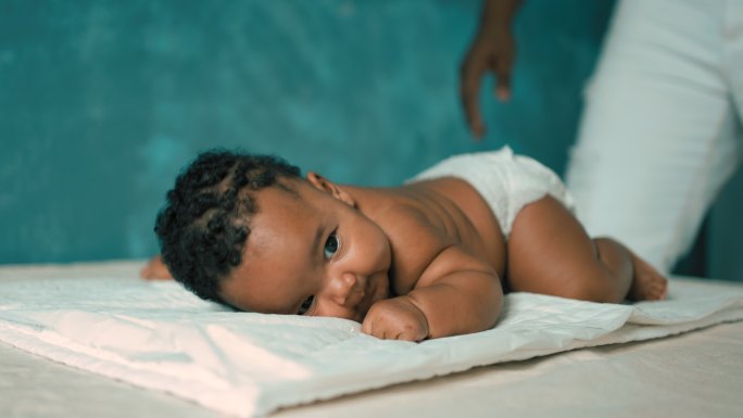 可爱的女婴非洲裔幼儿初生