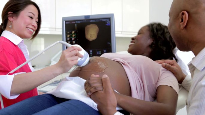 孕妇进行4D超声扫描