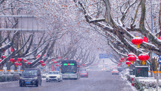 城市冬季下大雪 下雪城市道路交通