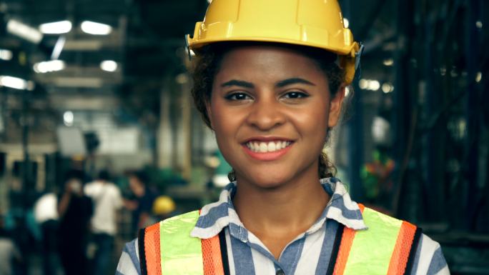 女工厂工人实拍女性女人镜头前笑脸微笑