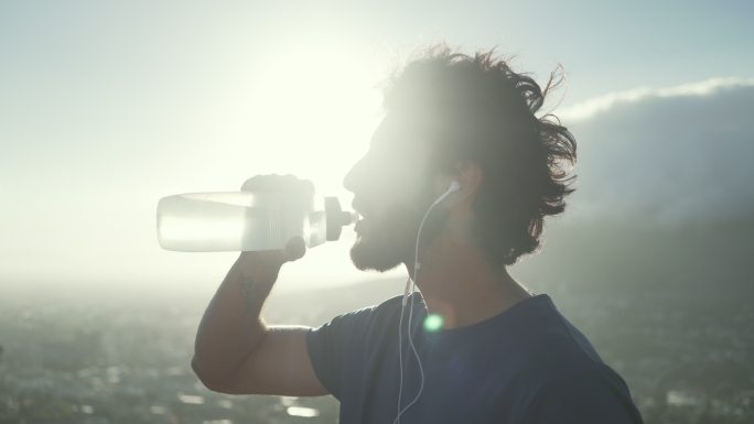 男运动员跑步后喝水