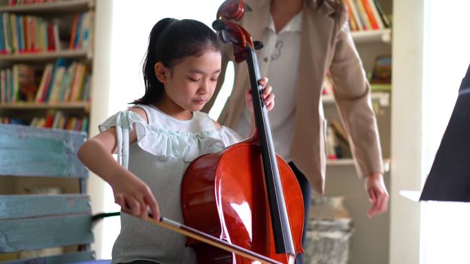 女孩学大提琴兴趣班启蒙爱好强迫